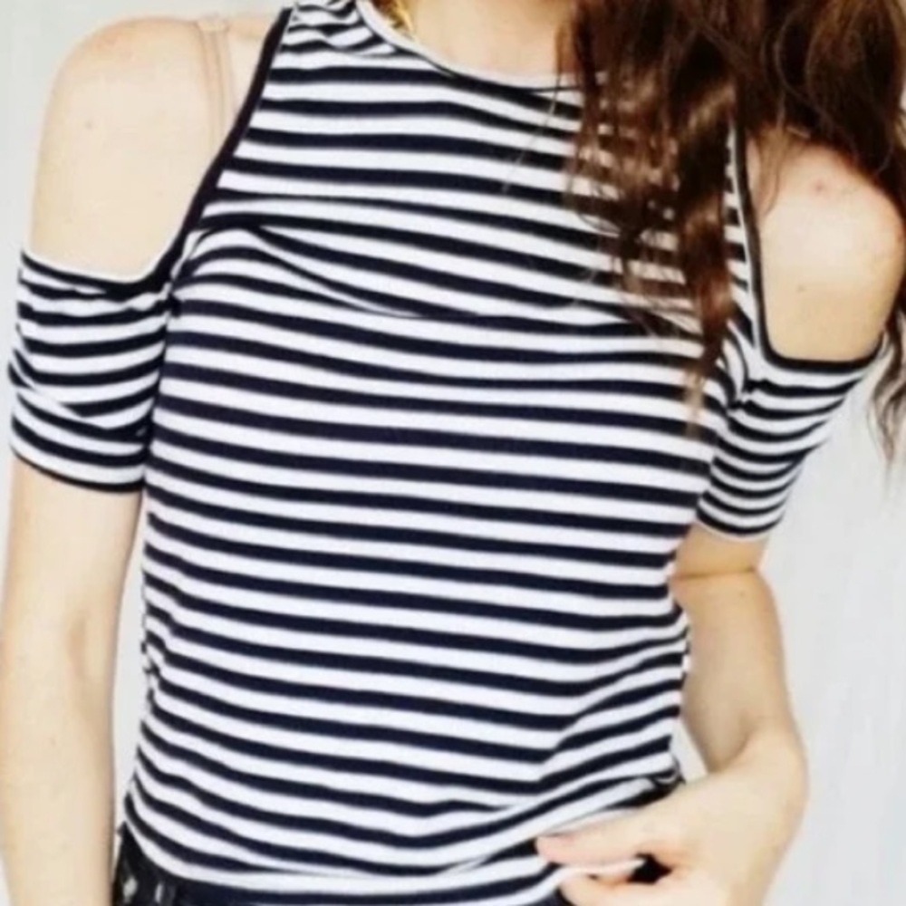 🧵Abercrombie & Fitch Women's striped off-shoulder shirt!  White and Blue Sz: M - Picture 2 of 5